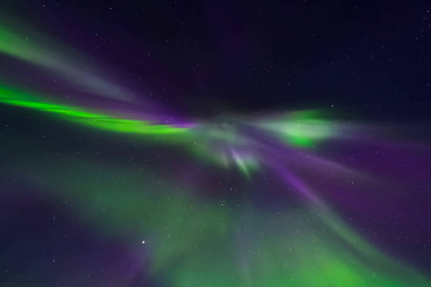 Polarlichter am nächtlichen Nordhimmel. Ionisierung von Luftpartikeln in der oberen Atmosphäre. - Foto, Bild