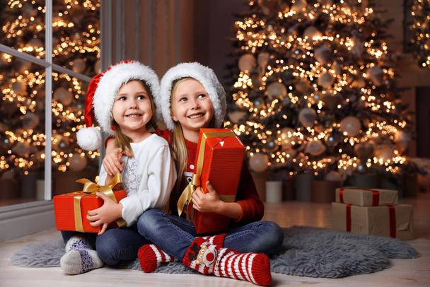 Aranyos kis gyermekek karácsonyi ajándékok otthon - Fotó, kép
