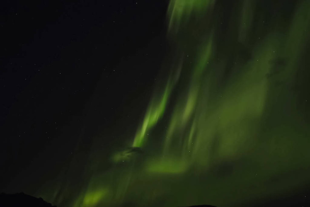 Polarlichter am nächtlichen Nordhimmel. Ionisierung von Luftpartikeln in der oberen Atmosphäre. - Foto, Bild