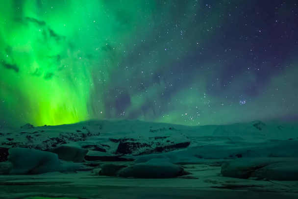 Aurora borealis в нічному північному небі. Іонізація частинок повітря у верхній атмосфері.. - Фото, зображення