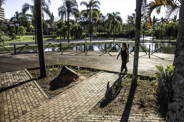 Aguas de Santa Barbara, Sao Paulo, Brazylia, 27 września 2019. Ogrody, mosty i mosty wewnątrz miejskiego uzdrowiska publicznego miasta Aguas de Santa Barbara w stanie Sao Paulo, Brazylia - Zdjęcie, obraz