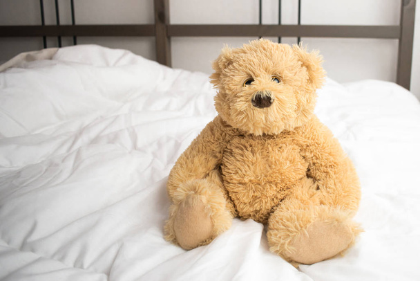 Проблемы сна детей медведь сидеть на кровати крупным планом концепции
 - Фото, изображение