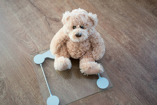 problemi di peso bambini orso sedersi sul pavimento primo piano
 - Foto, immagini