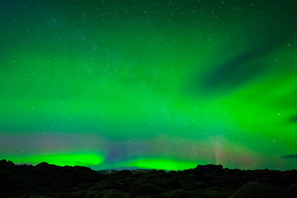 Aurora borealis в ночном северном небе. Ионизация частиц воздуха в верхних слоях атмосферы
. - Фото, изображение
