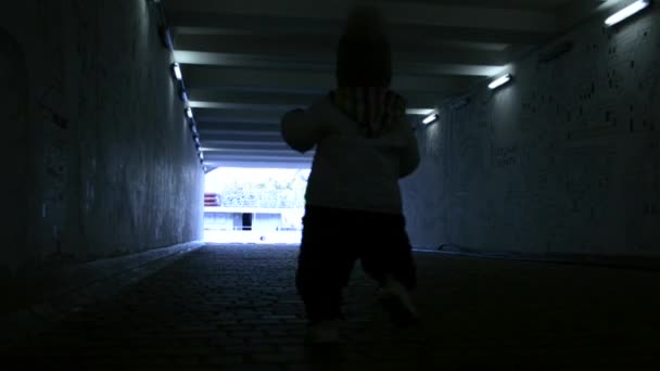 dziecko w tunelu - Materiał filmowy, wideo