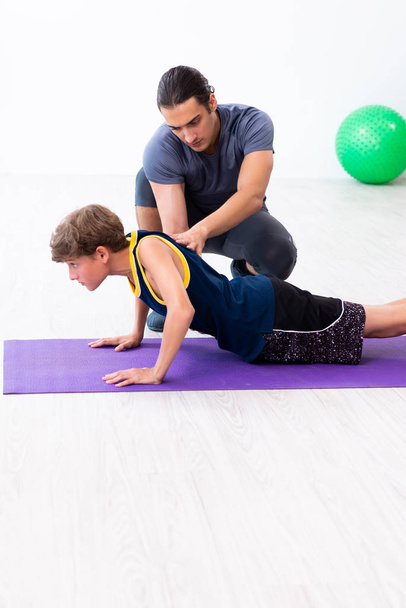 Young father and his son doing exercises - Foto, Bild