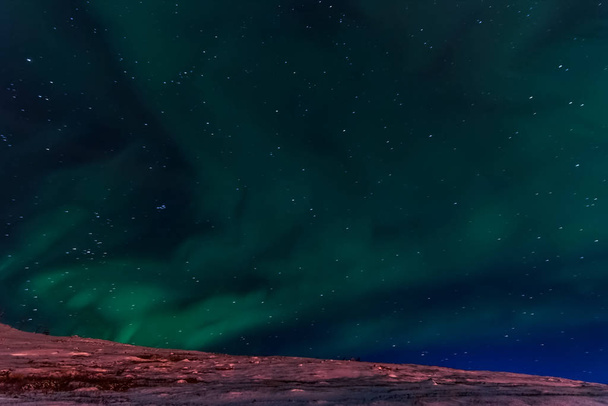 Aurora borealis v noci severní obloha. Ionizace vzduchových částic v horní atmosféře. - Fotografie, Obrázek
