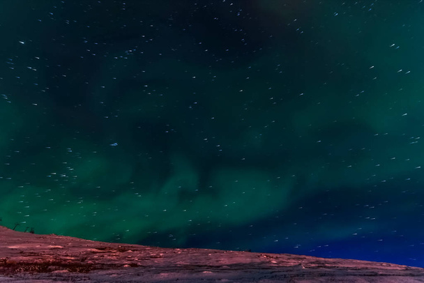 Aurora borealis dans le ciel nocturne du nord. Ionisation des particules d'air dans la haute atmosphère
. - Photo, image