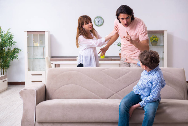 Konflikt rodzinny z mężem, żoną i dzieckiem - Zdjęcie, obraz