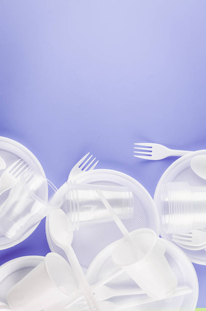 White plastic disposable tableware   - Фото, изображение
