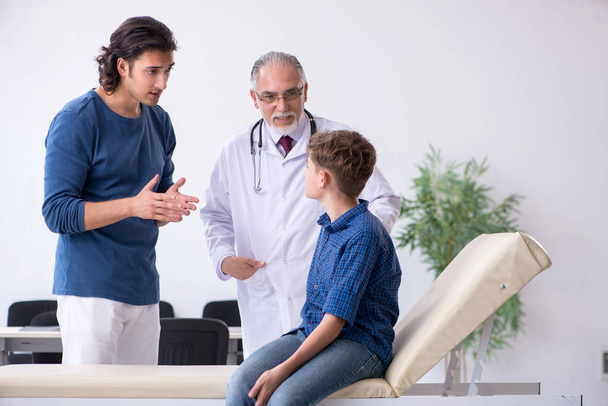 Młody chłopiec odwiedza lekarza w szpitalu - Zdjęcie, obraz