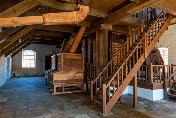 Intérieur du moulin traditionnel avec des équipements en bois
 - Photo, image