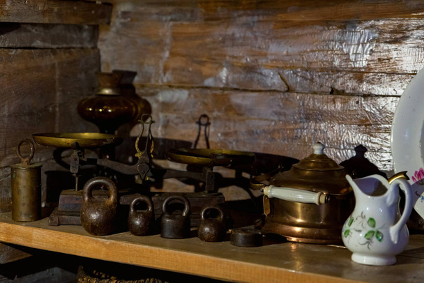 Close-up traditionele oude metalen weegschalen in museum - Foto, afbeelding