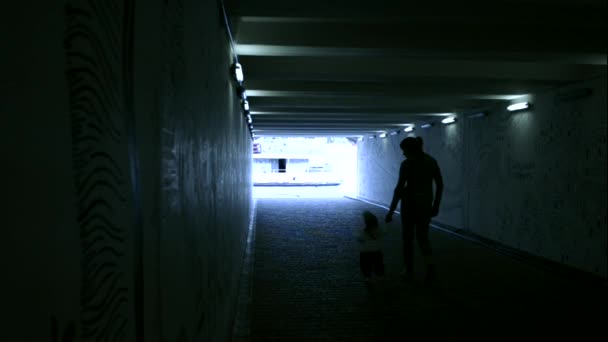 mladá žena a dítě v tunelu - Záběry, video