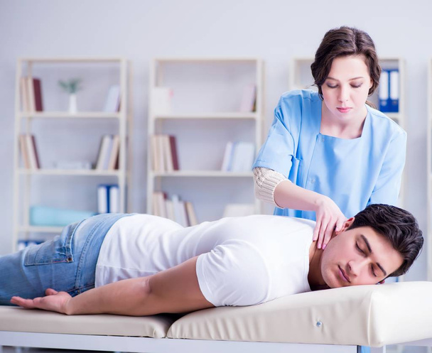 Kobieta lekarz kręgarz masaż męski pacjenta - Zdjęcie, obraz