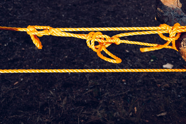 Corde attachée avec des nœuds compliqués
. - Photo, image