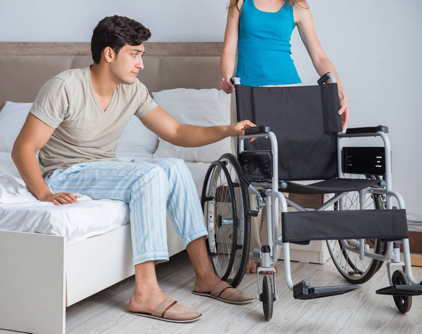 悲しい妻と車椅子の絶望的な男 - 写真・画像
