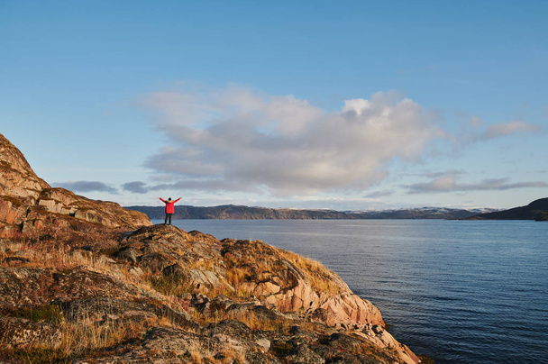 Belle journée d'été paysage abandonné artnature défense côtière Nord Teriberka, Barents vue sur la mer
. - Photo, image