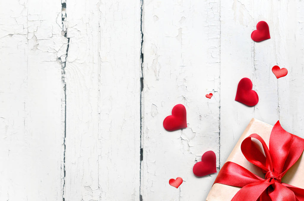 Cajas de regalo de San Valentín con corazón sobre fondo blanco de madera, vista superior con espacio para copiar
 - Foto, imagen