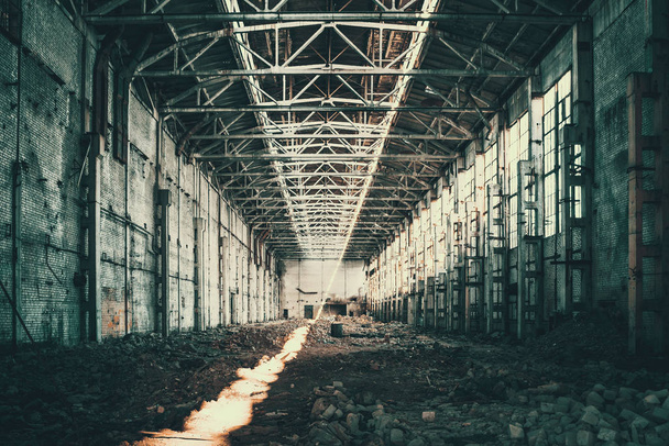 Покинутий промисловий моторошний склад всередині старої гранжевої заводської будівлі тонований
 - Фото, зображення