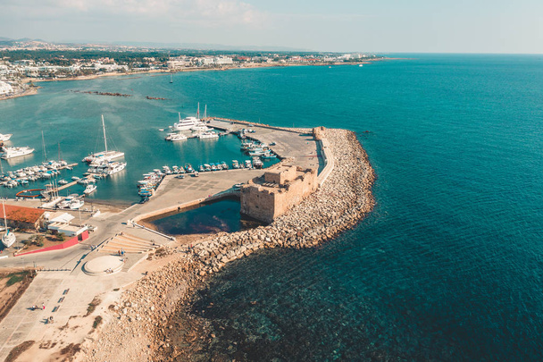 Kıbrıs. Pathos veya Paphos. Antik şato ya da kalenin havadan görünüşü - şimdi müze ve yat ve teknelerle dolu liman. Güzel Akdeniz kıyıları ve mavi deniz, insansız hava aracı bakış açısı - Fotoğraf, Görsel