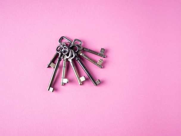 bunch of keys on pink background - Foto, immagini