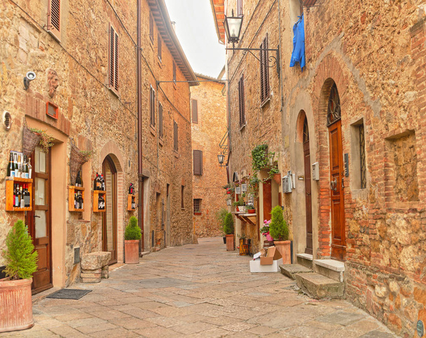 Όμορφη ιταλική δρόμο της μικρής παλιάς επαρχιακής πόλης - Φωτογραφία, εικόνα