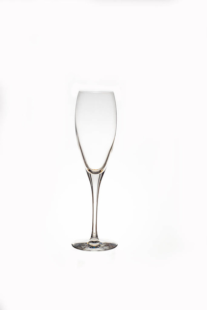 ένα ποτήρι κρασί σε λευκό φόντο - Φωτογραφία, εικόνα