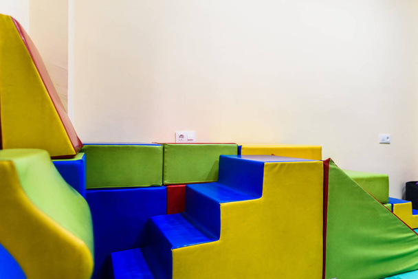 Sala de ejercicios para niños con discapacidad, bloque de colores suaves
 - Foto, Imagen
