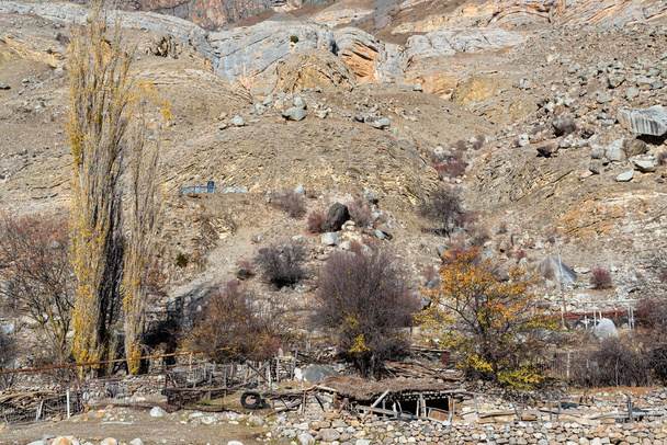 Vista a distanza del vecchio villaggio abbandonato di Balkar nel Caucaso settentrionale - Foto, immagini