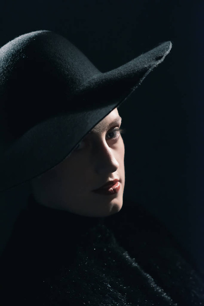 Vintage 1940s woman in black hat. Side view. - Foto, Imagen