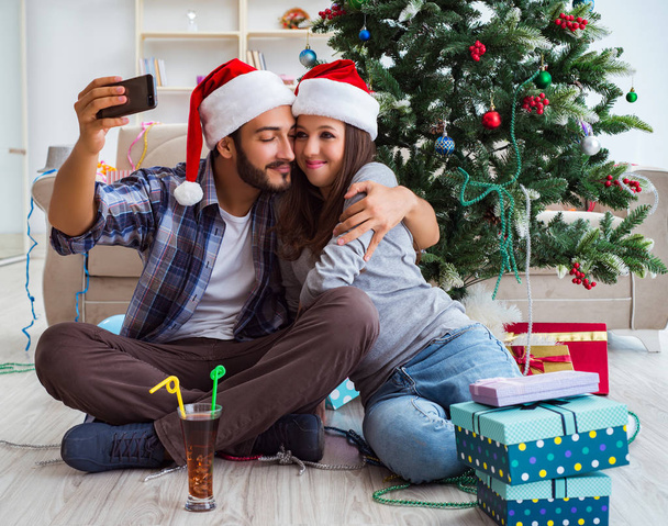Genç çift Noel 'de selfie çekiyor. - Fotoğraf, Görsel