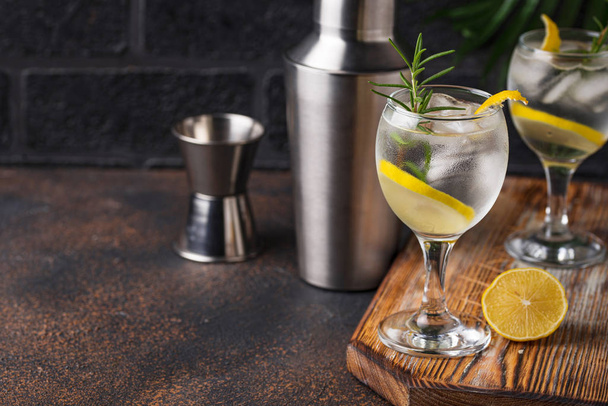 Cin tonik limon ile kokteyl - Fotoğraf, Görsel