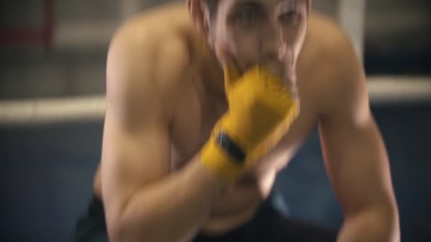 Box training - un uomo stanco siede all'angolo del ring e si riposa
 - Filmati, video