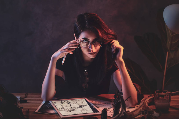 Портрет милой дизайнерской девушки в мастерской
 - Фото, изображение