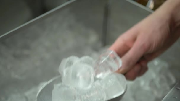 Mannelijke hand neemt stukken ijsblokjes - Video