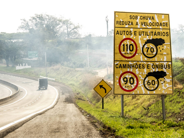 ガルシア自治体のJafa地区の入り口近くにあるJao Ribeiro de Barros Highway, Sp 294の乾燥した湿った道路の速度制限を示す標識 - 写真・画像
