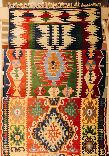 Handgemaakte tapijt en karpetten van traditionele vormen - Foto, afbeelding