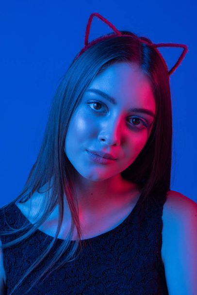 High Fashion model woman in colorful bright lights posing in studio, portrait of beautiful sexy girl with make-up. - Foto, Bild
