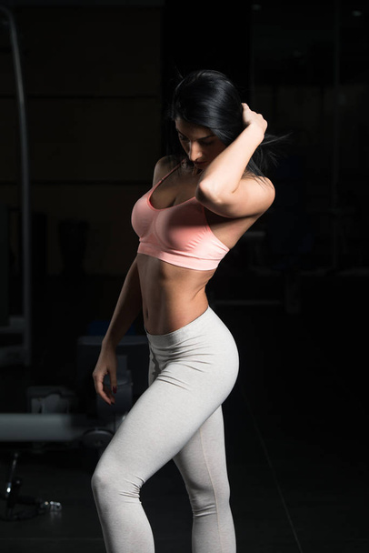 Young Sexy Fitness Woman Posing In Gym - Φωτογραφία, εικόνα