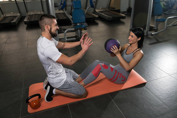 Couple Train Together With Ball For Abdominal - Foto, immagini