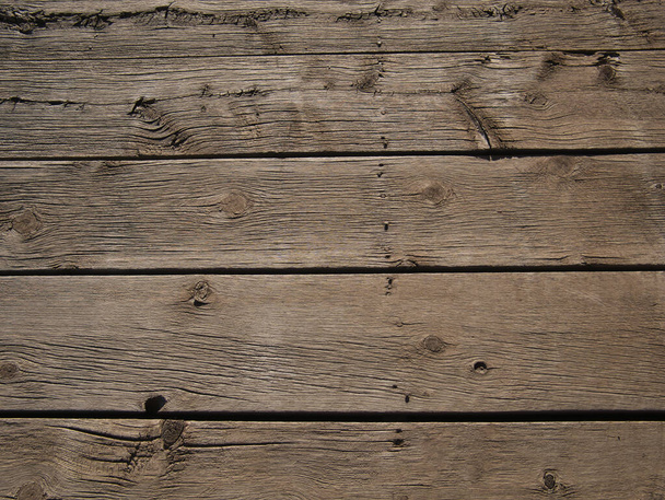 Vigas de madera sujetadas con clavos a una pasarela
 - Foto, Imagen