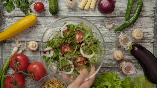 Hand entfernt aus Rahmen Salat mit Gemüse und Tomaten. - Filmmaterial, Video