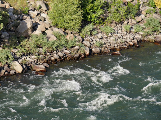 Primer plano de las aguas de un río que fluye
  - Foto, imagen