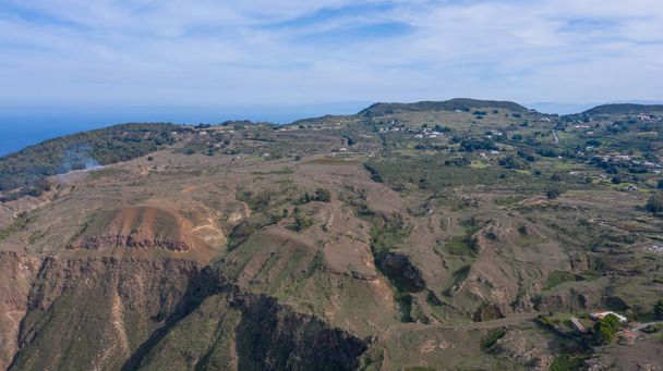 青い空の夏にイタリアのアエリアン諸島のバルカノ島からリパリとサリナ島への飛行ドローンからの航空写真(シリーズ) - 写真・画像