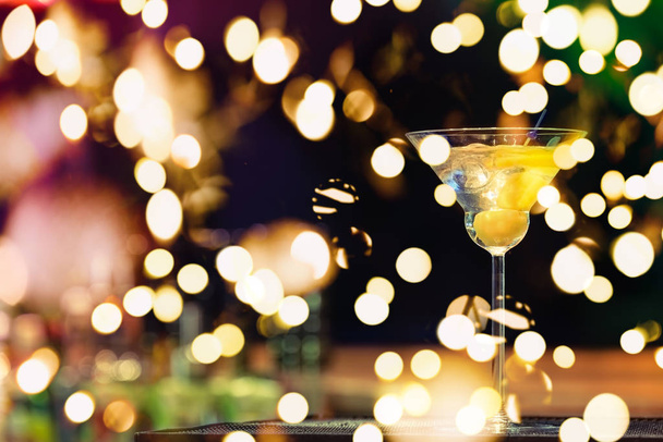 Martini no balcão do bar. Coquetel clássico no bar com bokeh feriado festivo
 - Foto, Imagem