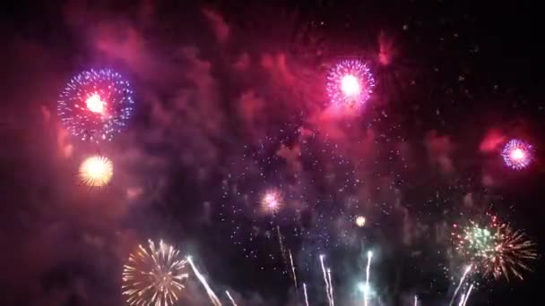 imágenes de cerca de fuegos artificiales que explotan en el cielo nocturno - Metraje, vídeo