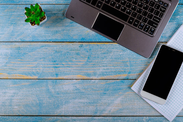 Lapos laikus irodai asztal munkaterület laptop billentyűzet, notebook fa háttér. - Fotó, kép