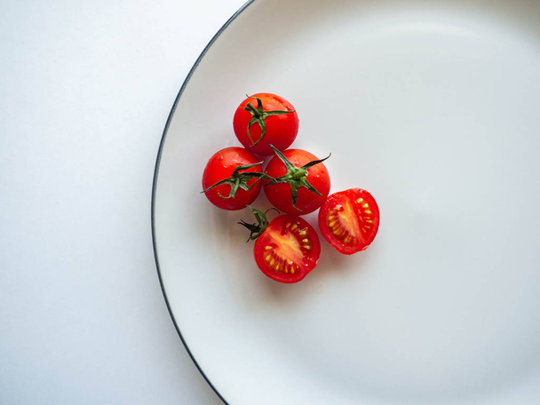 Червоні помідори Покладіть страву Білу, їжу для здоров "я, білий фон - Фото, зображення