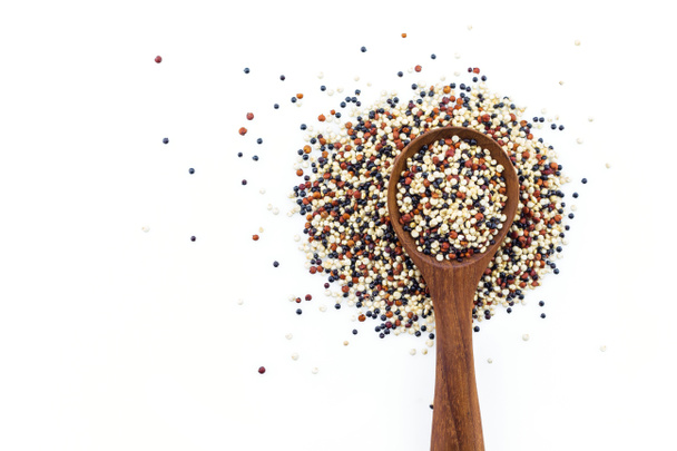 quinoa in spoon on white background. - Foto, afbeelding